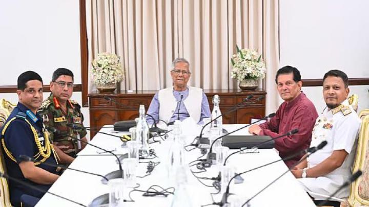 প্রধান উপদেষ্টার সঙ্গে তিন বাহিনীর প্রধানদের সাক্ষাৎ, নির্বাচন প্রস্তুতি নিয়ে আলোচনা